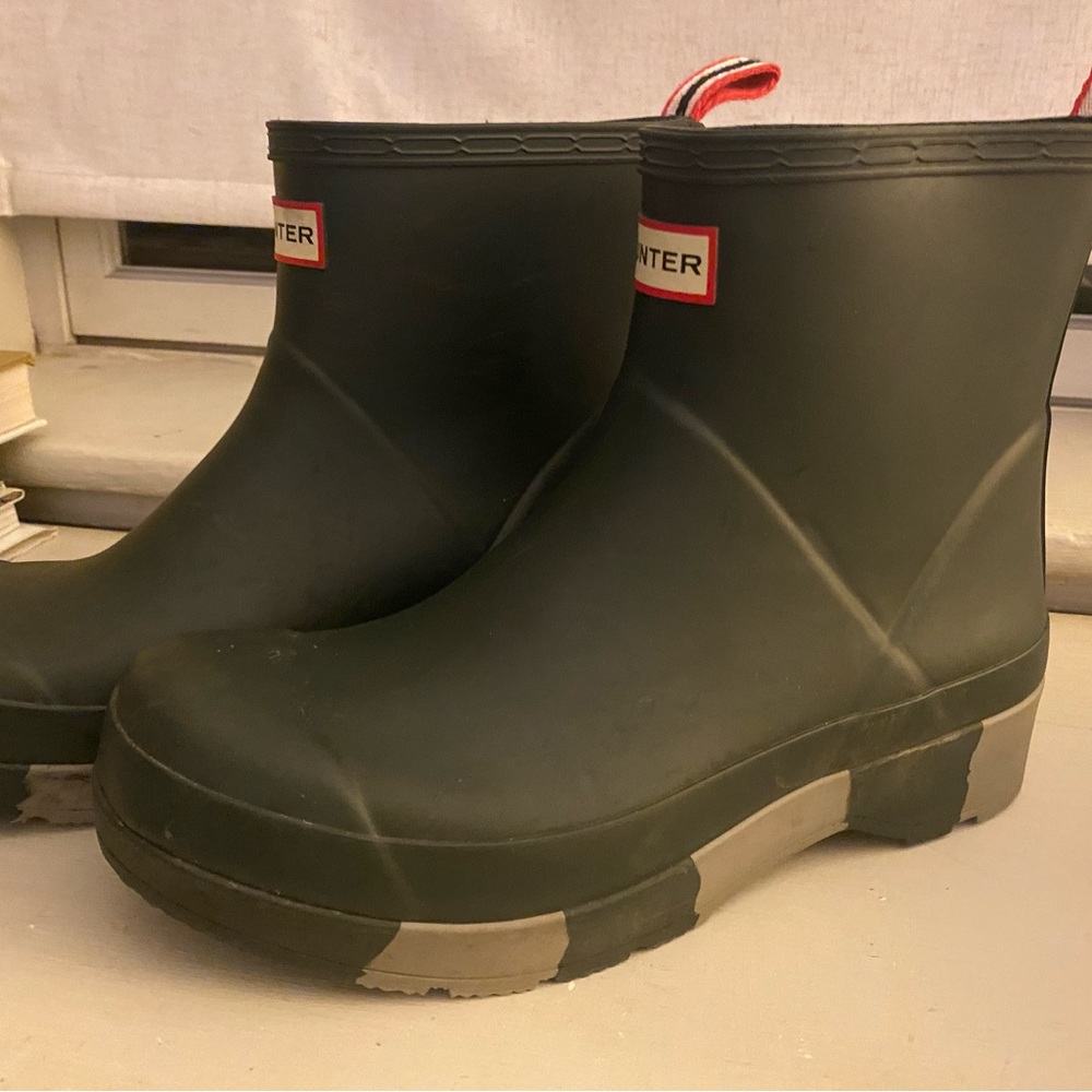 Hunter Men's Short Striped Sole Boot Sz 9. Gently used. Dark gray. Light scuffs.